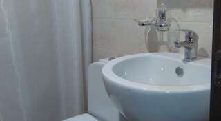 Гостиница on Telmana 39 Сочи Двухместный номер с 2 отдельными кроватями и душем-3